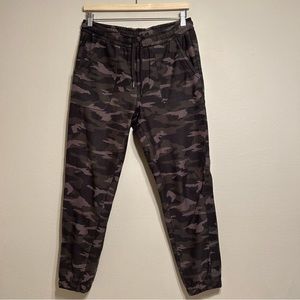 Athleta Camo Farallon Jogger Black Olive Size 8‎